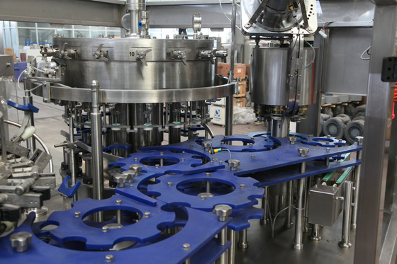 La cola/ha carbonatato il macchinario di vetro dell'imbottigliamento della macchina di rifornimento della bibita